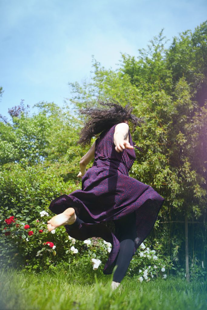Femme dansant dans la nature. Joie et harmonie. Vitalité et confiance.