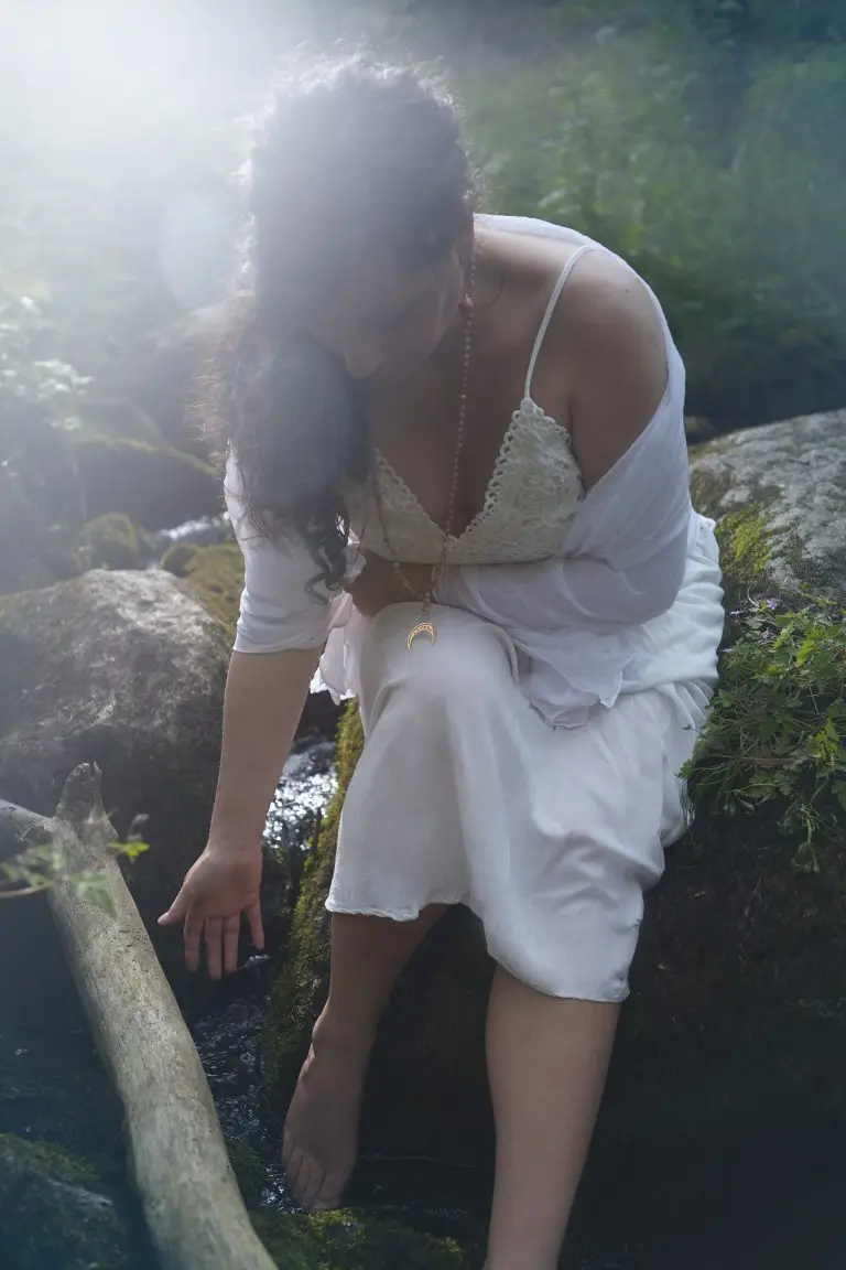 Femme méditant en pleine nature, en robe blanche, moment d’amour de soi